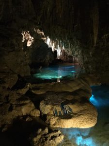 鍾乳洞の中にある青の泉